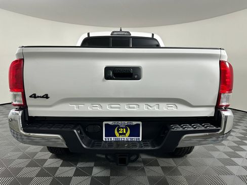 Used 2017 Toyota Tacoma SR5 w/ Tow Package AWD/4WD image 9