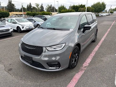 Used 2023 Chrysler Pacifica Limited w/ Uconnect Theater Family Group FWD image 3