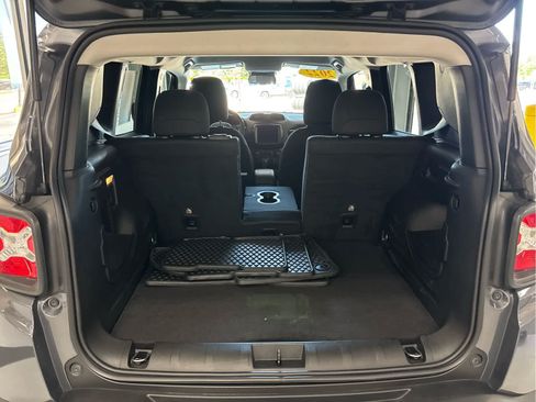 Used 2022 Jeep Renegade Latitude w/ Convenience Group AWD/4WD image 9