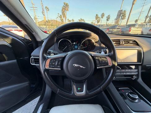Used 2019 Jaguar F-PACE R-Sport image 14