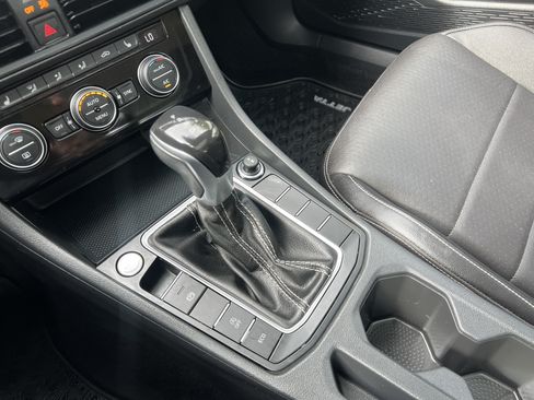 Used 2023 Volkswagen Jetta SE w/ Panoramic Sunroof Package FWD image 23