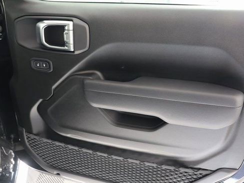 Used 2025 Jeep Wrangler Willys image 27