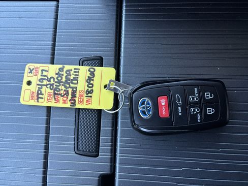 Used 2025 Toyota Sienna XLE image 31