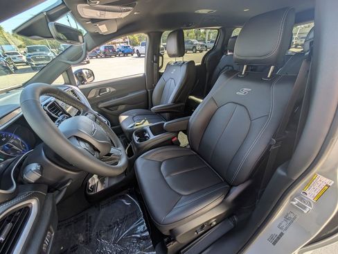 New 2026 Chrysler Pacifica Select w/ S Appearance Package image 18