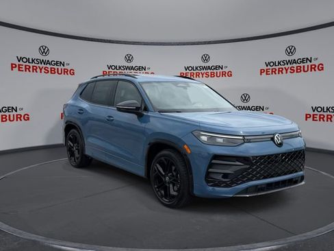 New 2026 Volkswagen Tiguan SE R-Line FWD image 2