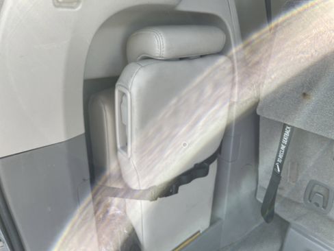 Used 2014 Toyota Sienna XLE image 16