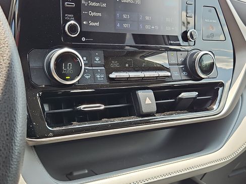 Used 2020 Toyota Highlander L AWD/4WD image 15