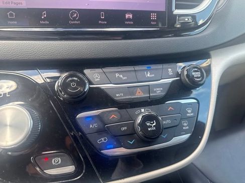 Used 2023 Chrysler Pacifica Touring-L FWD image 18
