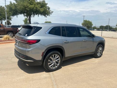 Used 2025 Buick Enclave Preferred FWD image 5