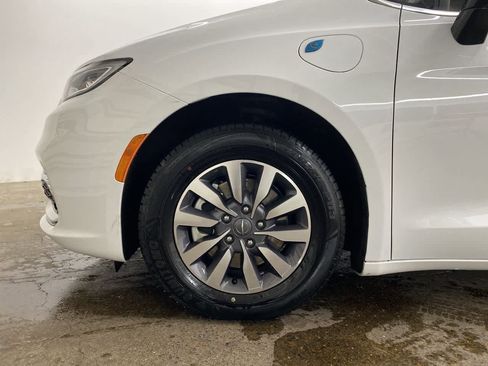 Used 2024 Chrysler Pacifica Select image 12