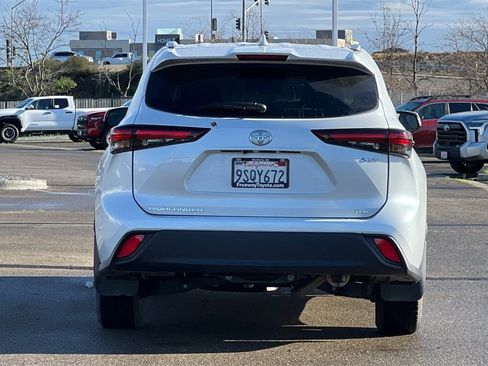 Certified 2025 Toyota Highlander XLE image 6