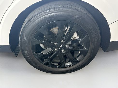 Used 2024 Kia Carnival SX FWD image 11