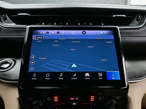 Used 2024 Jeep Grand Cherokee Limited image 21