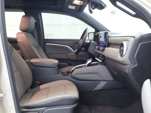 Used 2024 Chevrolet Colorado ZR2 w/ ZR2 Convenience Package III image 11