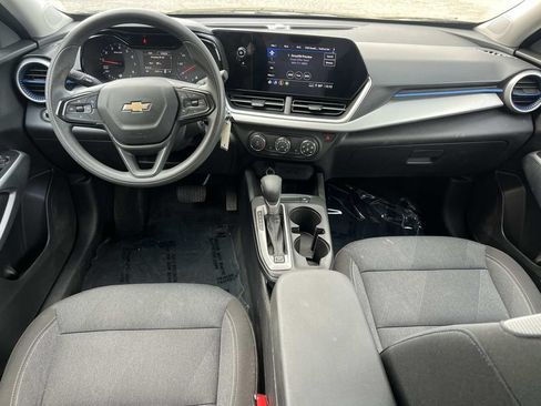 Used 2025 Chevrolet Trax LS w/ LS Convenience Package FWD image 3