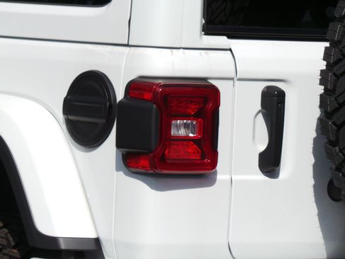 Used 2024 Jeep Wrangler Unlimited Sahara AWD/4WD image 22
