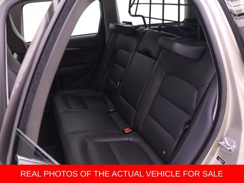 Used 2016 Volvo XC70 T5 Platinum w/ Protection Package AWD/4WD image 10