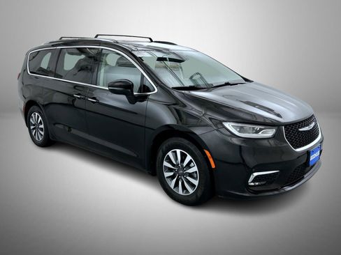 Used 2021 Chrysler Pacifica Touring-L image 3