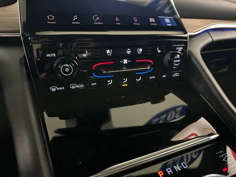 Used 2022 Jeep Grand Cherokee L Summit w/ Luxury Tech Group V image 29