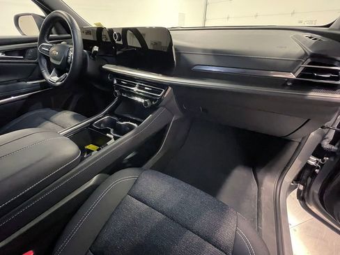 Used 2025 Chevrolet Traverse LT image 30