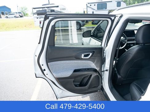 Used 2025 Jeep Compass Latitude AWD/4WD image 14