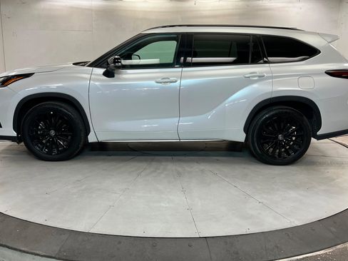 Used 2025 Toyota Highlander XSE AWD/4WD image 2