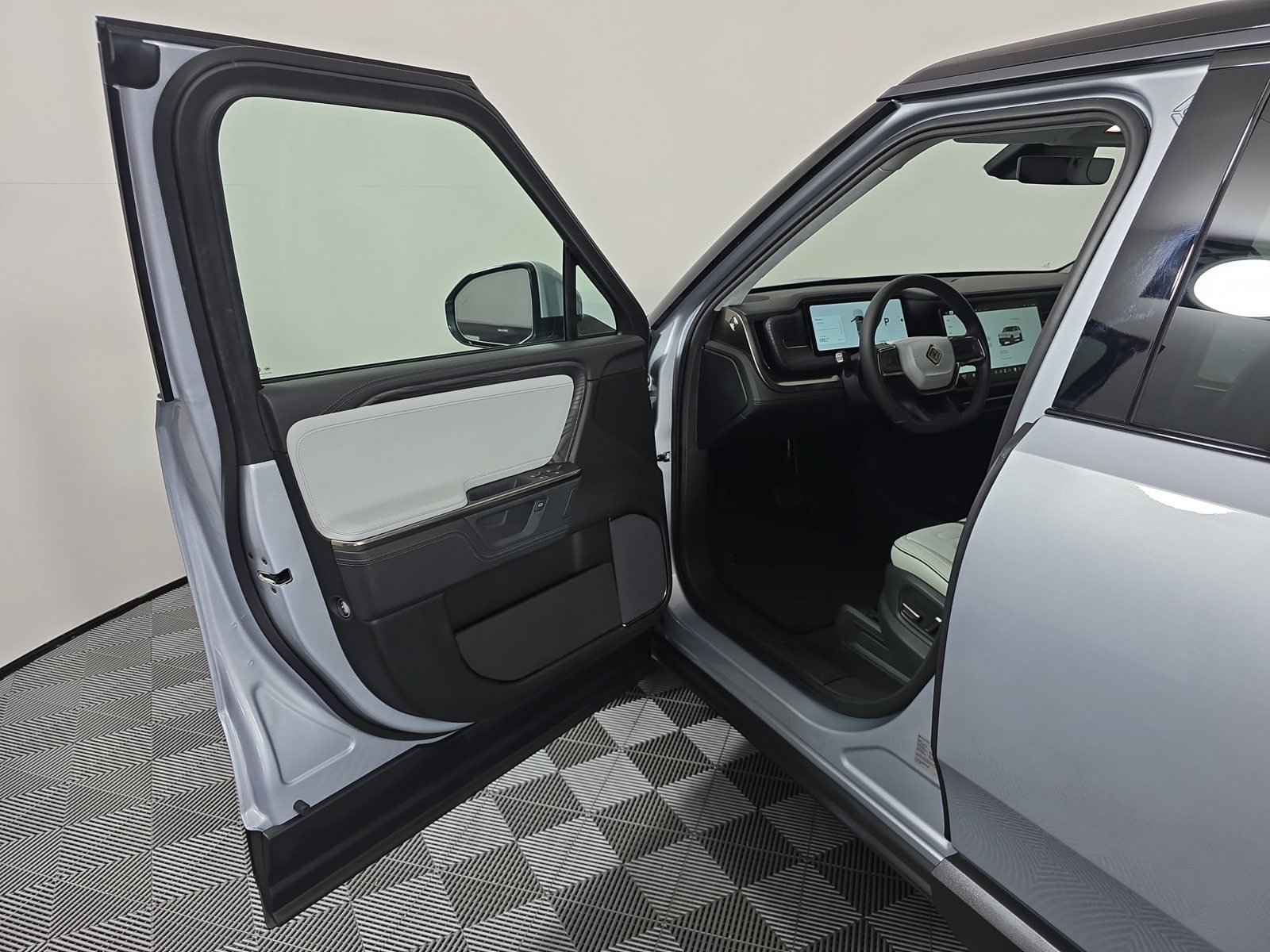 Used 2025 Rivian R1S Adventure Dual AWD/4WD image 16