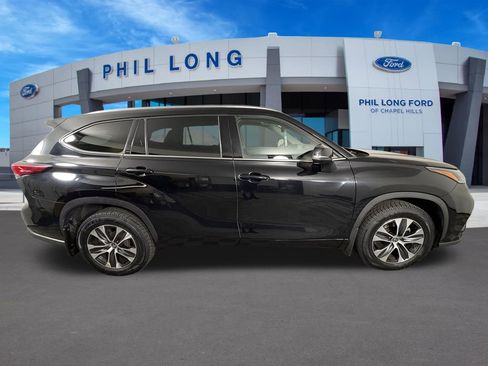 Used 2021 Toyota Highlander XLE AWD/4WD image 6