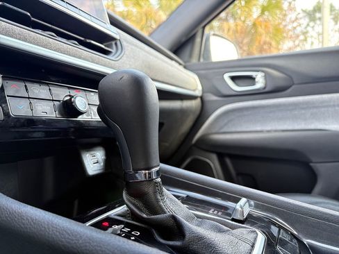 Used 2024 Jeep Compass Latitude image 24