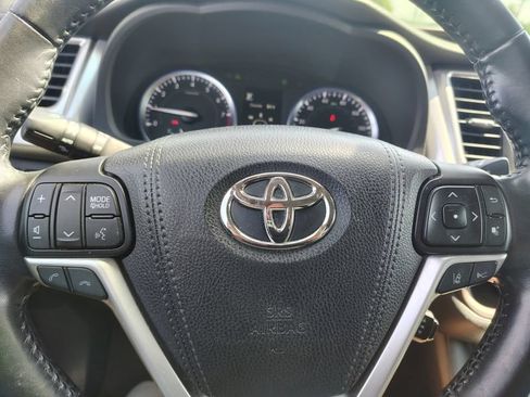 Used 2017 Toyota Highlander XLE AWD/4WD image 13