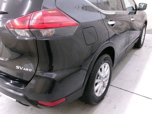 Used 2017 Nissan Rogue SV AWD/4WD image 8