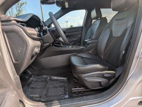 Used 2025 Jeep Compass Trailhawk AWD/4WD image 25