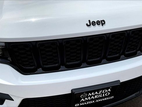 Used 2025 Jeep Grand Cherokee Altitude AWD/4WD image 31