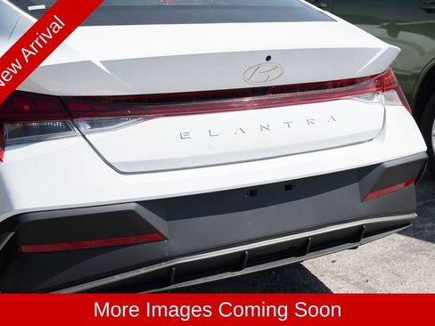 Used 2025 Hyundai Elantra SEL FWD image 9