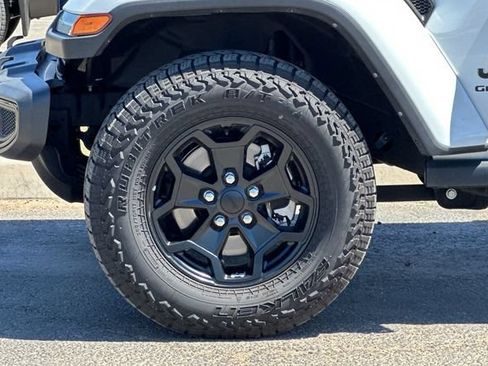 Certified 2022 Jeep Gladiator Sport AWD/4WD image 24