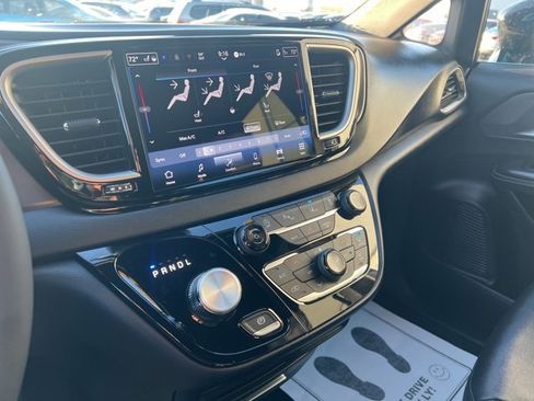 Used 2026 Chrysler Pacifica Select image 36
