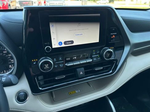 Used 2025 Toyota Highlander XLE FWD image 25