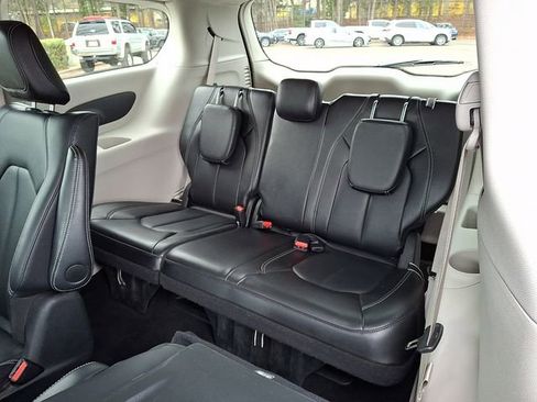 Used 2024 Chrysler Pacifica Limited FWD image 14