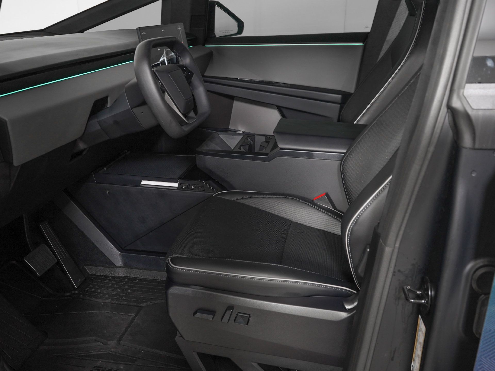 Used 2025 Tesla Cybertruck AWD Crew Cab image 14