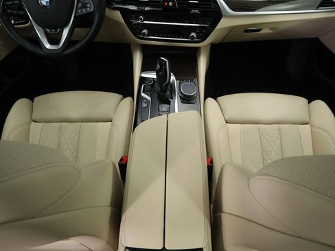 Used 2021 BMW 530e xDrive 530e iPerformance w/ Convenience Package image 17