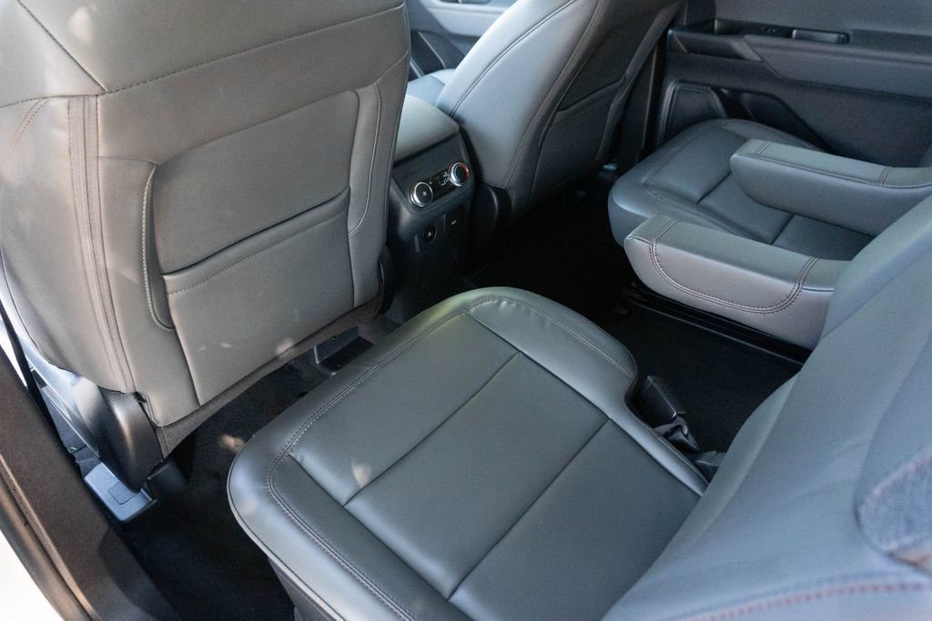 Used 2025 Ford Explorer Active w/ Active Comfort Package RWD image 22