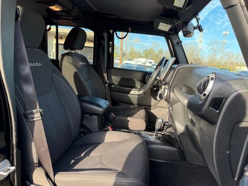 Used 2017 Jeep Wrangler Unlimited Sahara image 21