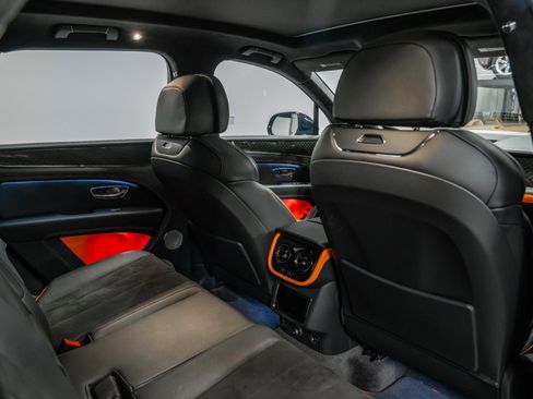 Used 2025 Bentley Bentayga image 29