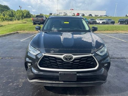 Used 2021 Toyota Highlander XLE AWD/4WD image 5