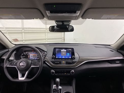 Used 2025 Nissan Altima 2.5 SV FWD image 12