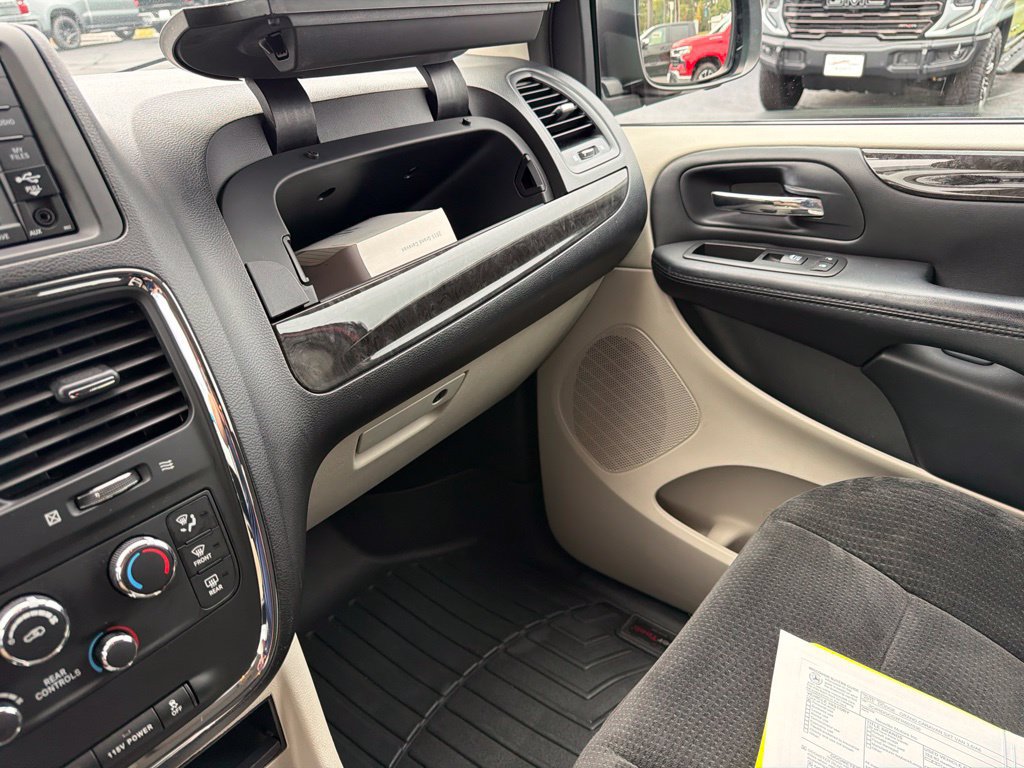 Used 2015 Dodge Grand Caravan SXT w/ UConnect Hands-Free Group FWD image 22