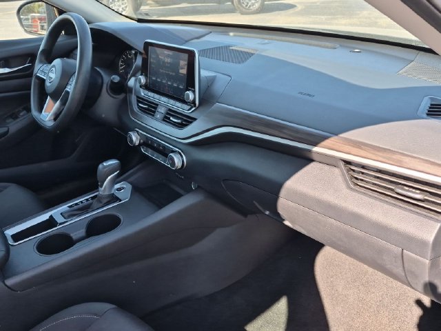 Used 2025 Nissan Altima 2.5 SV FWD image 19