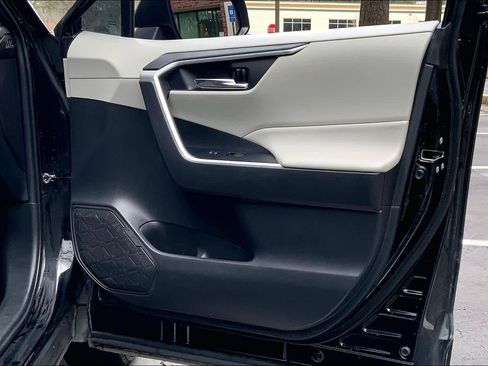 Used 2020 Toyota RAV4 XLE image 22