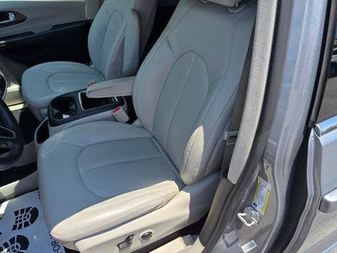 Used 2018 Chrysler Pacifica Touring-L Plus FWD image 8