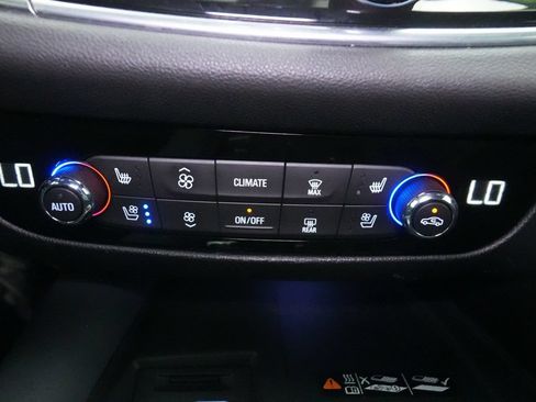 Used 2022 Buick Enclave Premium AWD/4WD image 34